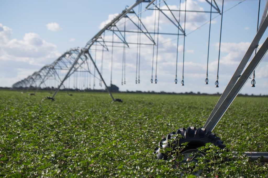 Imagem ilustrativa de sistema de irrigação em uma propriedade rural de grande escala.