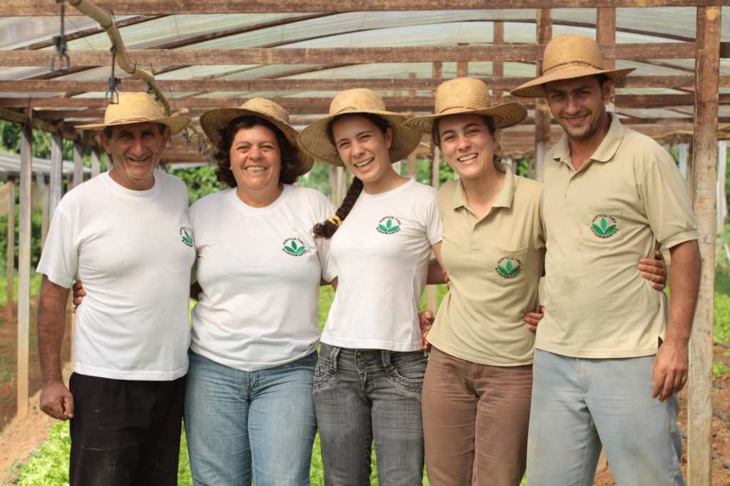 Imagem ilustrativa de uma família que gerencia uma propriedade rural em conjunto.