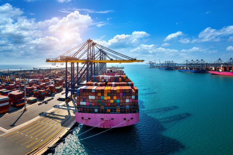 Exportadores enfrentam atrasos para embarque de frutas em porto de Salvador